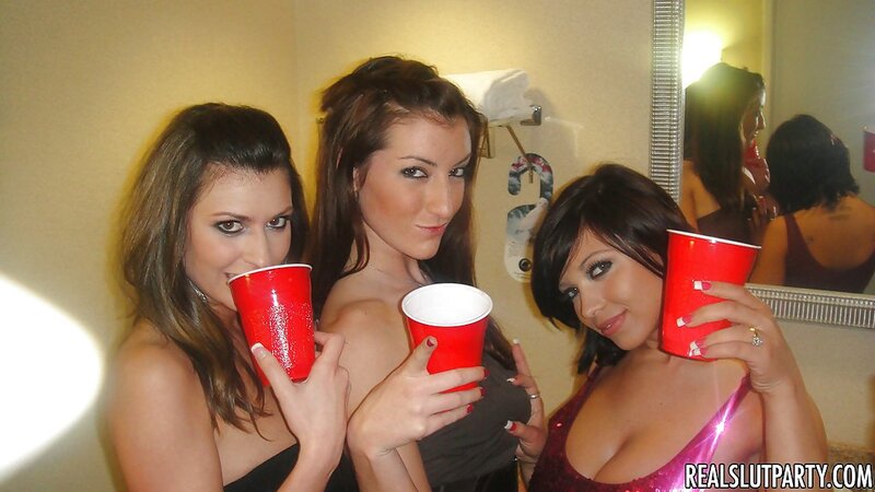 During ride in limo three girlfriends become in mood for spontaneous lesbian sex