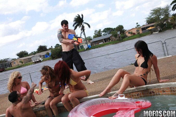 Babe has a rest day and enjoys it together with fucker in a secluded place