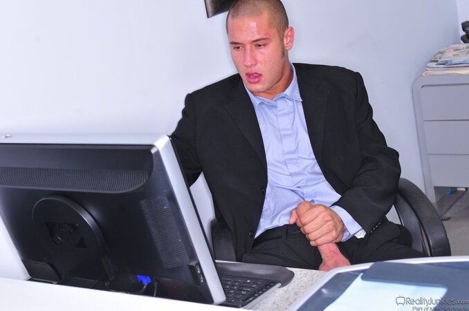 Masturbation is forbidden in the office so Francesca Le punishes subordinate