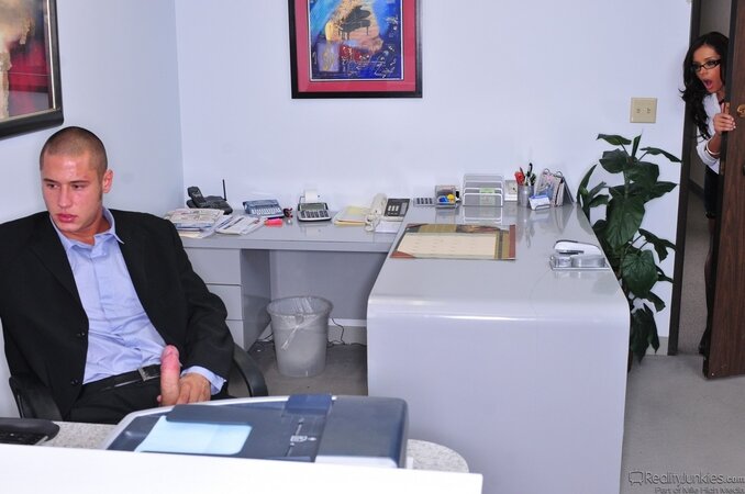 Masturbation is forbidden in the office so Francesca Le punishes subordinate