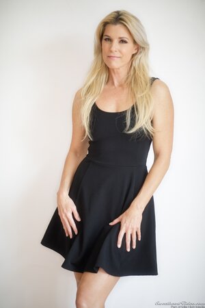 Blonde MILF with small chest poses naked at every opportunity to gladden guys